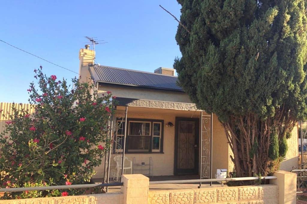 Modern Charming Miners' Cottage +Free Internet โบรเคนฮิลล์ ภายนอก รูปภาพ
